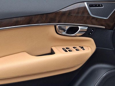2016 Volvo XC90 T6 Momentum