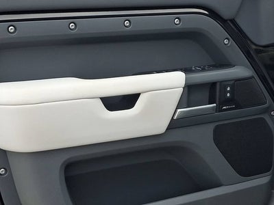 2025 Land Rover Defender 110 P300