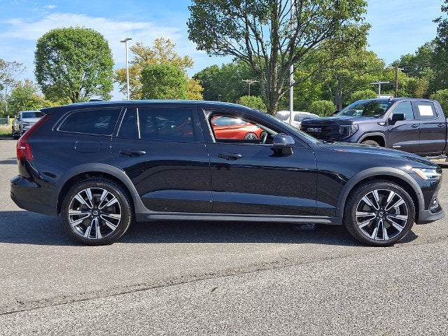 2022 Volvo V60 Cross Country T5